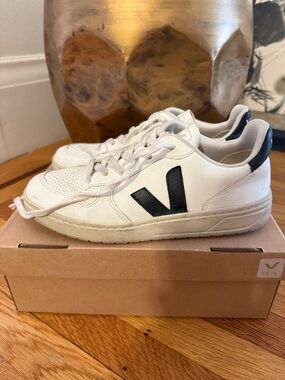 Veja V-10 sneakers size 8